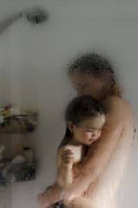 douche avec son enfant